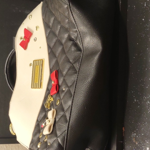 PRE USED BETSEY JOHNSON CREAM AND BLACK BOW TIE LIP STICK QUILTED SATCHEL - Picture 5 of 14